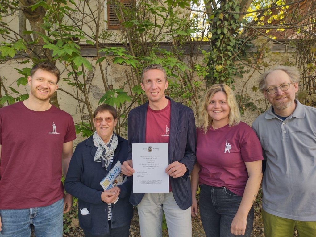 Schulleiter Michael Huy sowie die Lehrkräfte Emily Breuninger, Christian Korte und León Saretzki nehmen Spende von 500 Euro entgegen. 