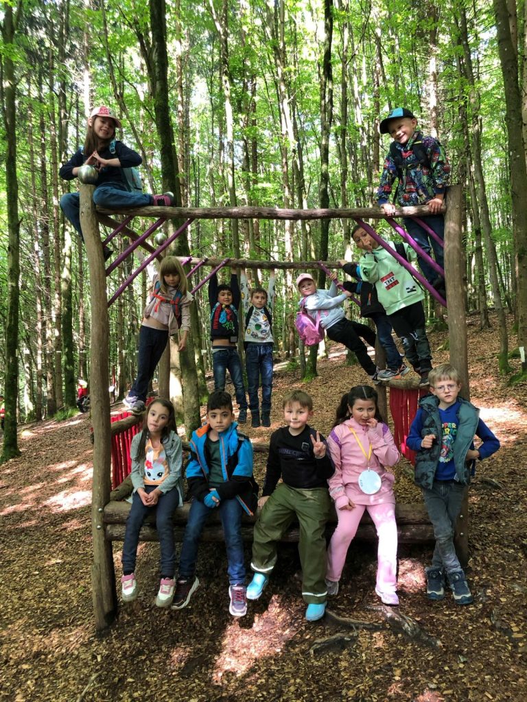 Zebraklasse der Grundschulförderklasse auf Klettergerüst im Wald