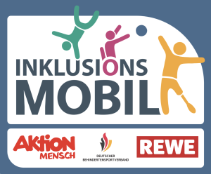 Das Logo des Inklusionsmobils in Kooperation mit Aktion Mensch, Deutsche Behindertensportverband und Nationales Paralympisches Komitee (DBS) e.V. und REWE.
Im Logo vorhanden:
Piktogramme von 3 Figuren:
Eine Figur macht Handstand, die zweite sitzt im Rollstuhl und wirft einen Ball und die dritte Figur macht eine Siegerpose und hat Beinprothese.