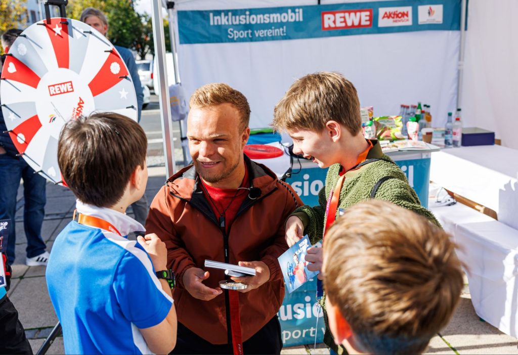 Nico Kappel im Gespräch mit 3 Jungs.