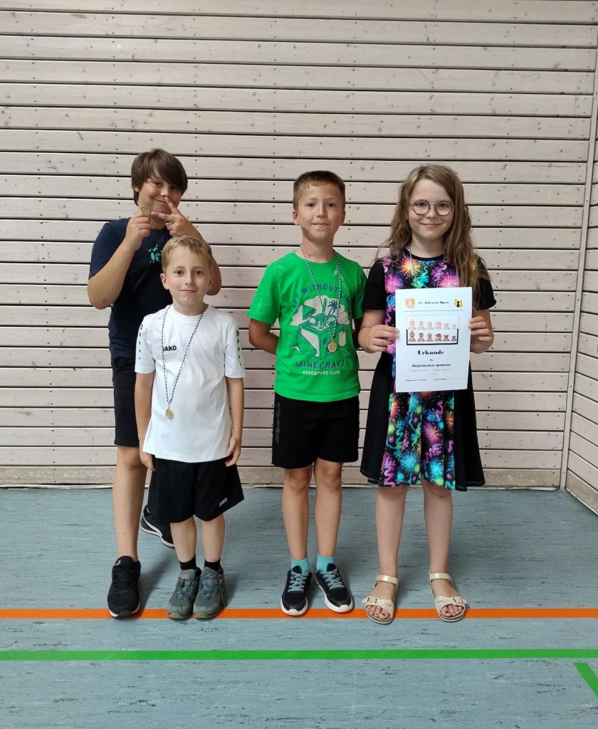 Vier stolze Schüler der Bürgfeldgemeinschaftsschule mit Urkunde und Medaille.