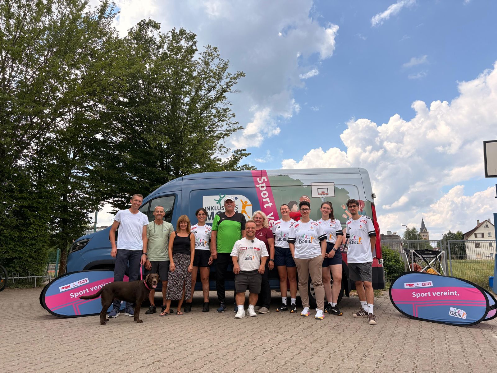 Gruppenfoto vom Team des Inklusionsmobils, Schulleitung und Kollegen der Bürgfeldschule und Nico Kappel 