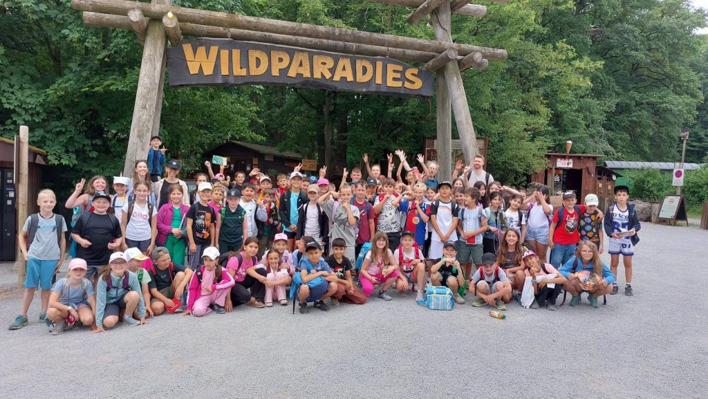 Gruppenfoto der drei Drittklässkerklassen vor dem Wildparadies.