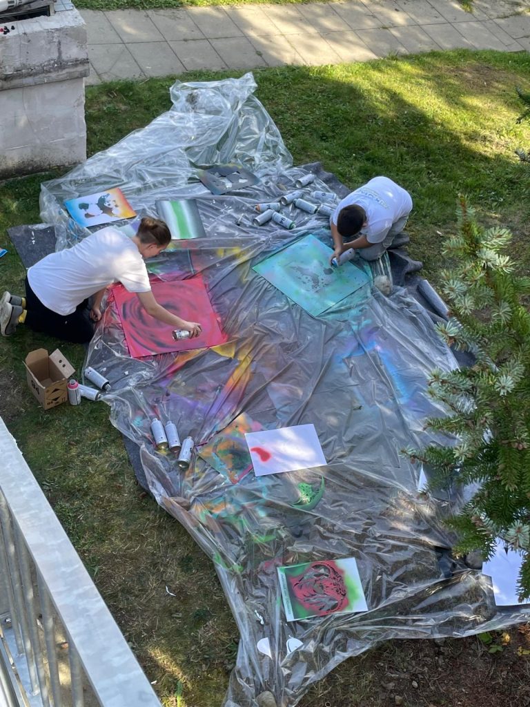 Schüler beim Graffiti Sprayen 